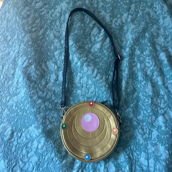 Elegant Gold and Black Crossbody Bag with Unique Design - Picture 1 of 6